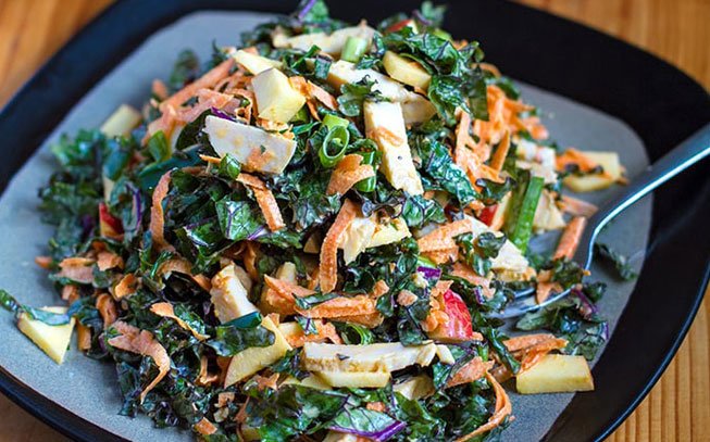 salada paleo com couve kale e frango