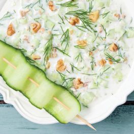 Refresque-se com esta sopa fria de pepino, endro e nozes