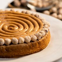 Experimente este bolo de avelã e caramelo cremoso