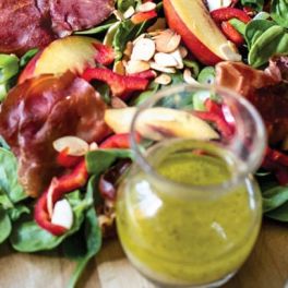 Experimente esta fresca salada de prosciutto com pêssego e amêndoa