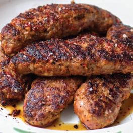 Uma salsicha grelhada paleo, com sabores turcos
