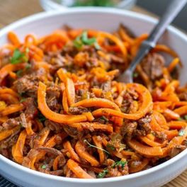 Experimente esta bolonhesa paleo com noodles de batata doce