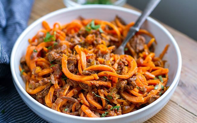 Ragu de carne com noodles de batata doce