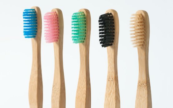 escovas de dentes de bambum alternativas ao plástico