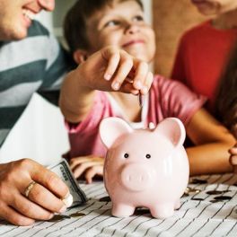 Como ensinar os seus filhos a poupar? Siga estes conselhos
