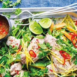 Aprenda a fazer peixe ao vapor acompanhado de uma salada tailandesa