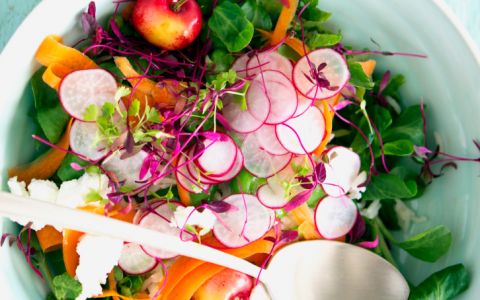 Esta salada de verão é uma união exótica entre o rabanete e a cereja