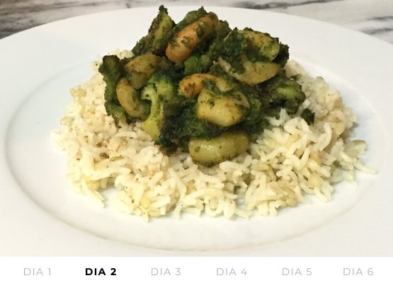 camaroes e brocolos com arroz