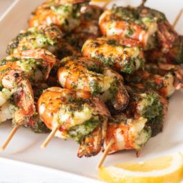 Espetadas de camarão e ervas, simples e deliciosas