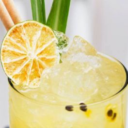 Este cocktail de maracujá é perfeito para o verão