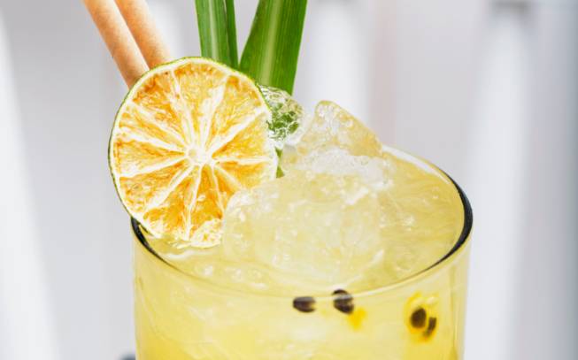 Este cocktail de maracujá é perfeito para o verão