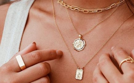 16 colares baratos e minimalistas para usar com todo o guarda-roupa