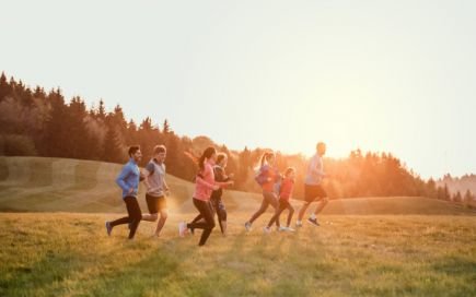 grupo de pessoas a correr
