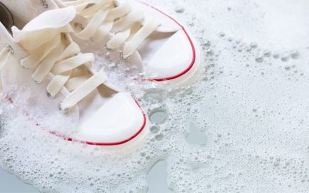 Saiba como limpar ténis brancos