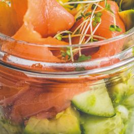 Experimente esta fresca salada de abacate e salmão fumado