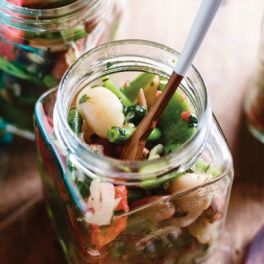 Leve esta salada de feijão mediterrânica para qualquer lado