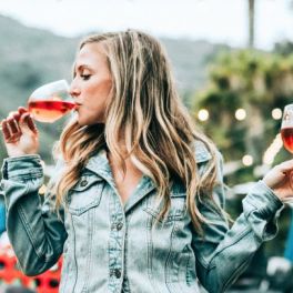 Estudo: beber dois copos de vinho por dia pode ser o segredo para a longevidade