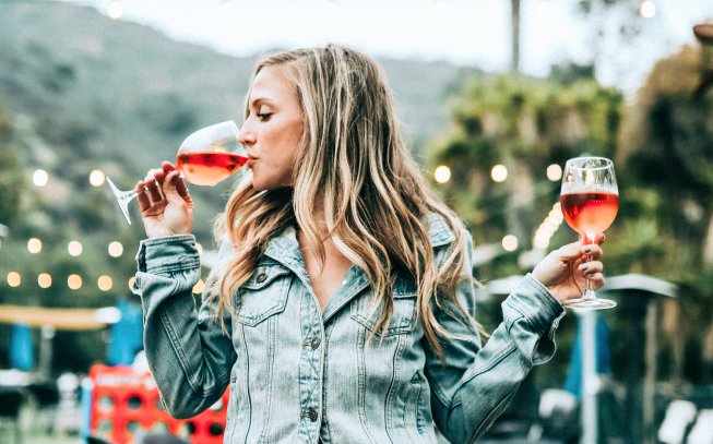 beber dois copos de vinho por dia pode ser o segredo para a longevidade