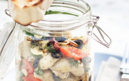 Salada de massa fria com tomate e azeitonas