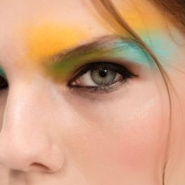 Dê largas à criatividade e adira à tendência das sombras de três cores