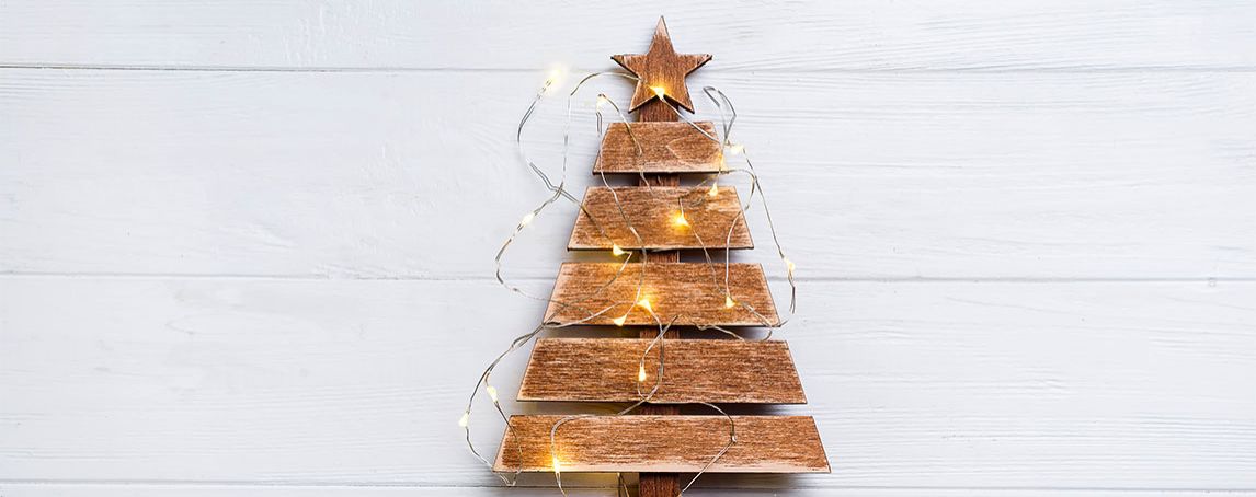 10 ideias originais de árvores de Natal para decorar espaços pequenos