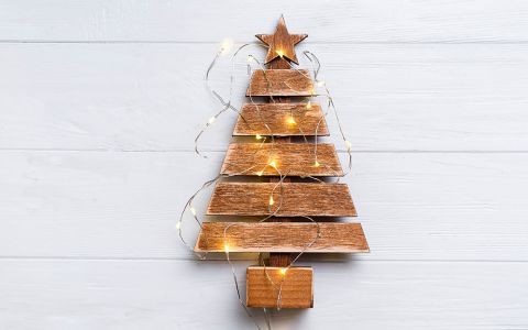 10 ideias originais de árvores de Natal para decorar espaços pequenos
