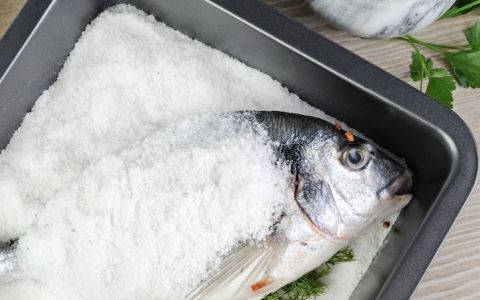 Peixe ao sal: a forma mais simples de cozinhar robalo ou dourada em casa