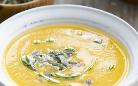 Esta sopa de abóbora com couve-flor é típica de outono