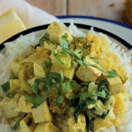 Caril de tofu e espinafres, a receita perfeita para levar na marmita