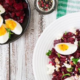 Salada de beterraba ralada e ovo para quem quer uma refeição ligeira