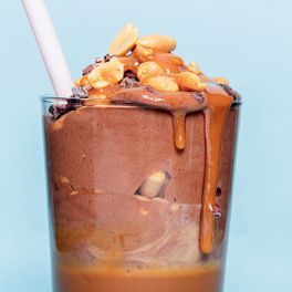 Batido de chocolate, caramelo e amendoim para pensar só em si