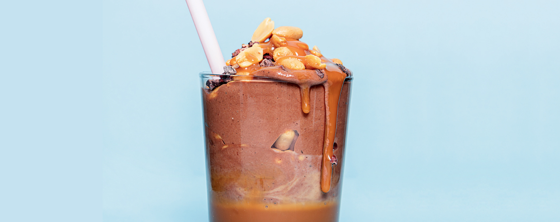 Batido de chocolate, caramelo e amendoim para pensar só em si