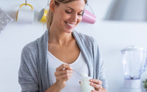 Tudo o que precisa de saber para combater o inchaço abdominal, de acordo com um especialista