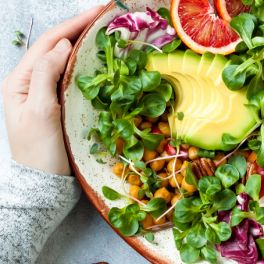 Decidir o que comer tornou-se numa engenharia complicada. Descomplique e regresse às origens