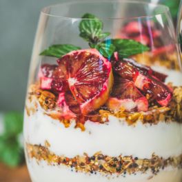 Copos de iogurte grego, granola e toranja com hortelã