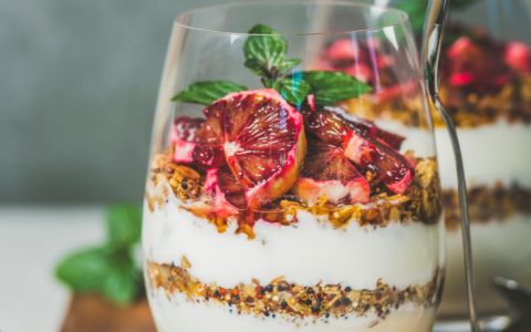 Copos de iogurte grego, granola e toranja com hortelã