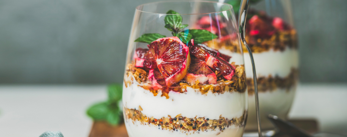 Copos de iogurte grego, granola e toranja com hortelã