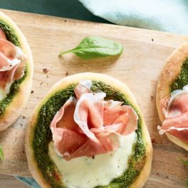 Minipizzas de queijo, presunto e pesto de pistácio para miúdos e graúdos