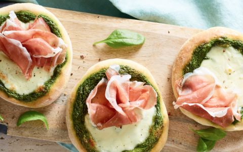 Minipizzas de queijo, presunto e pesto de pistácio para miúdos e graúdos