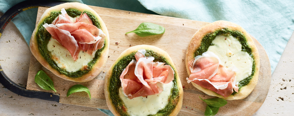 Minipizzas de queijo, presunto e pesto de pistácio para miúdos e graúdos