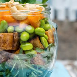 Esta salada de tofu crocante com vegetais e cajus vai surpreendê-la