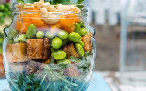 Esta salada de tofu crocante com vegetais e cajus vai surpreendê-la