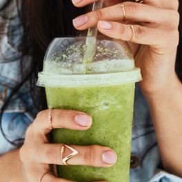 Um smoothie verde leve e delicioso, ideal para começar o dia