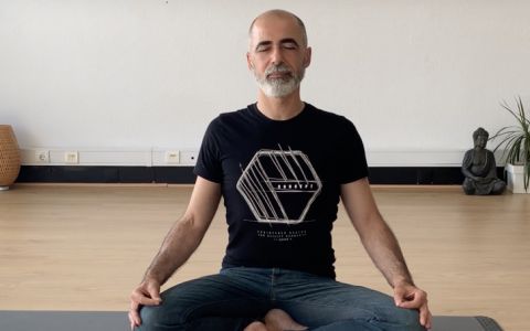 Jean-Pierre de Oliveira ensina a fazer exercícios de respiração