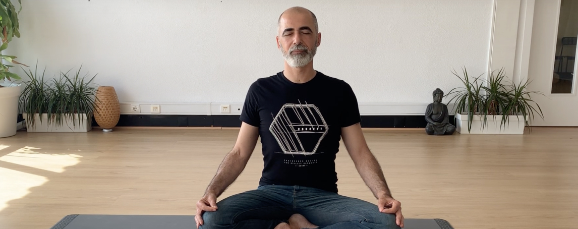 Jean-Pierre de Oliveira ensina a fazer exercícios de respiração