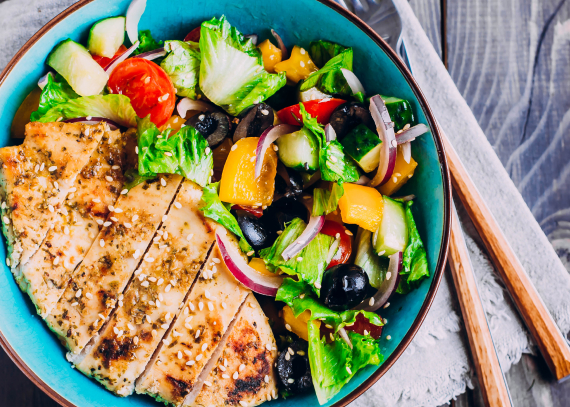 Peito de frango no forno com salada