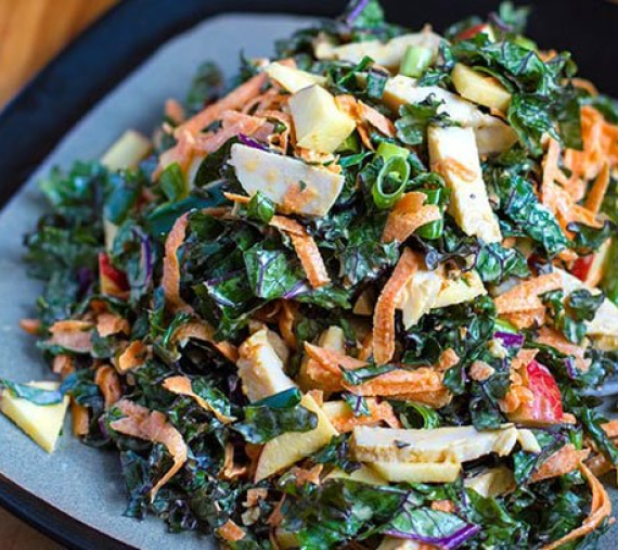 Salada paleo de couve kale com frango e maça