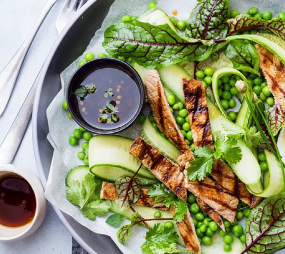 Salada de vitela grelhada com ervilhas e pepino