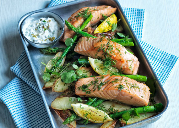 Salmão no forno com espargos, batata assada e molho tsatsiki