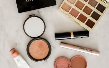 Imagina a fauna e flora que vive na sua maquilhagem?